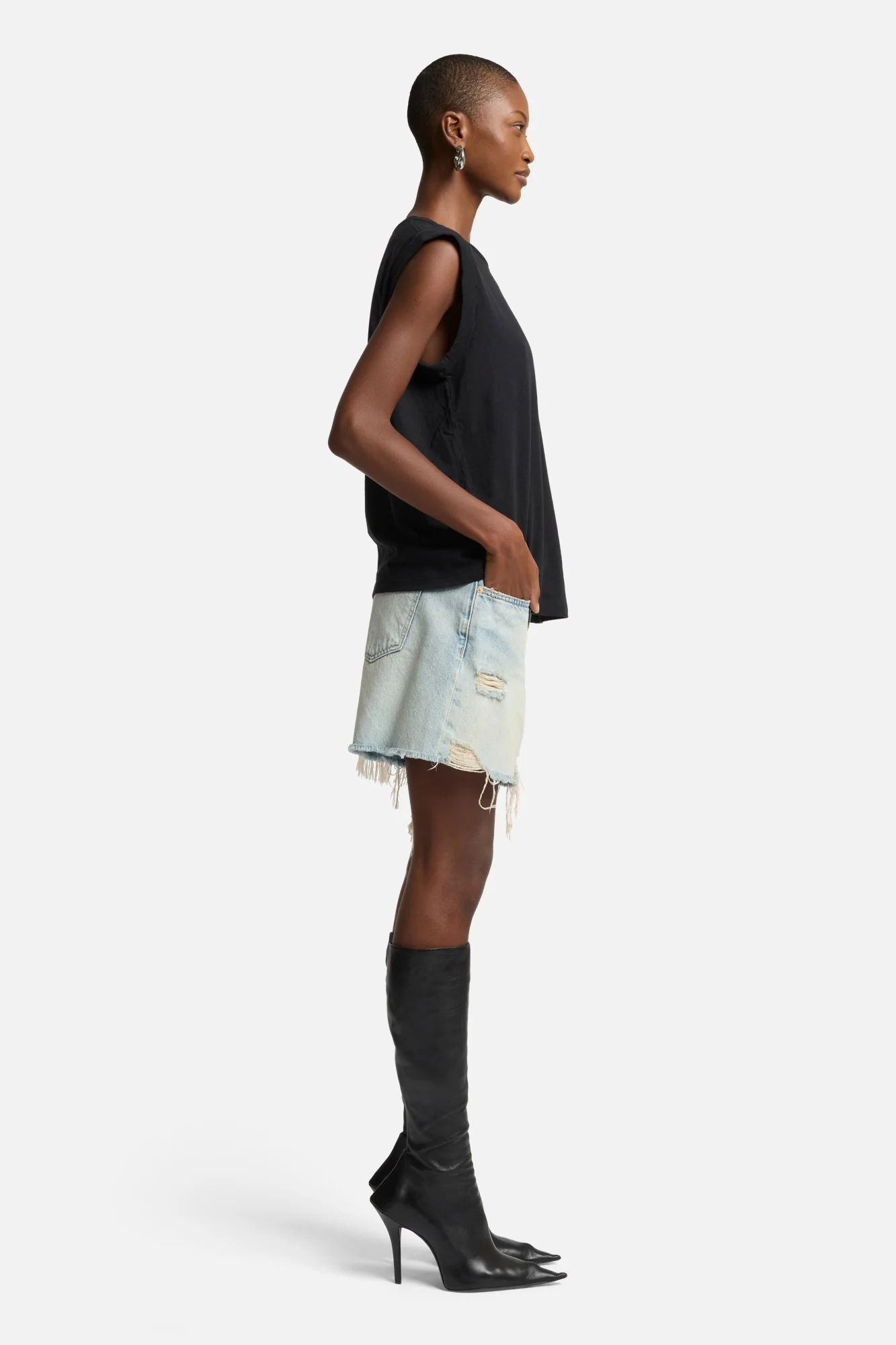 Linen Blend Muscle Tee in Black - Image 6