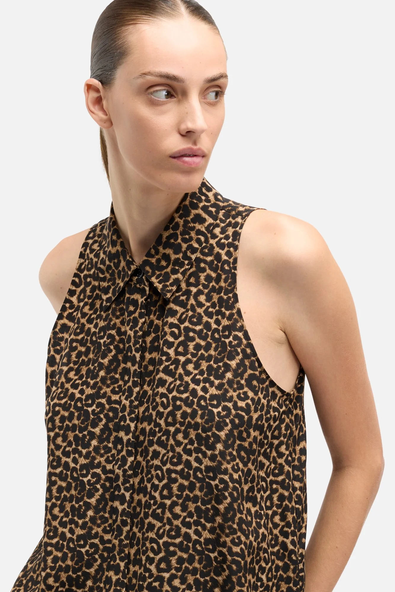 Sleeveless Silk Button Down in Leo - Image 4